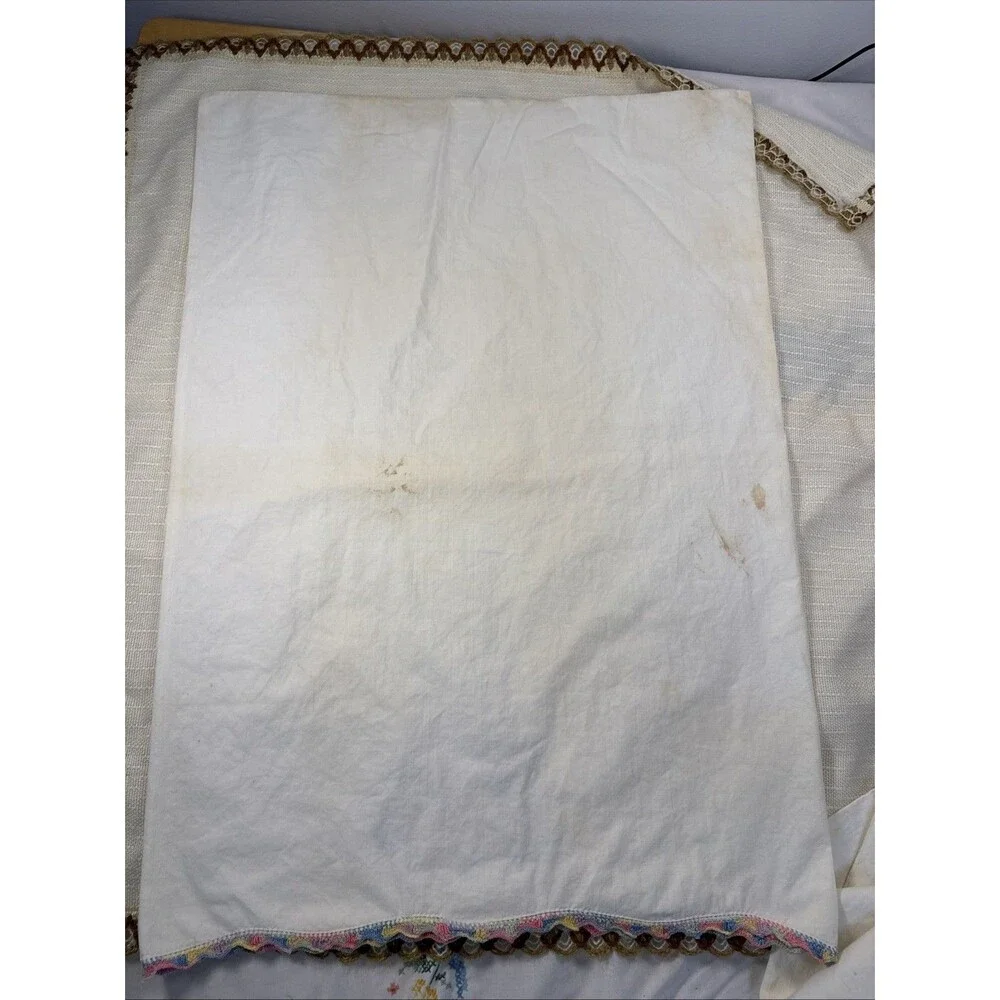 Embroidered Floral Pillowcase Set 2 Crochet Scalloped Edges Vintage Read